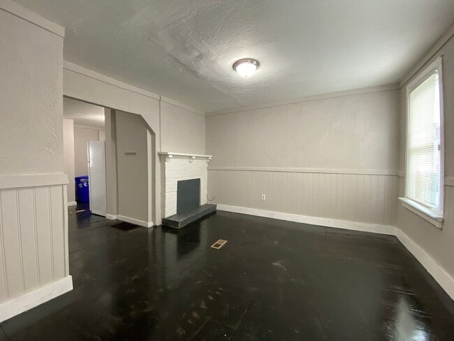 Building Photo - Cozy 3 bedroom in East York