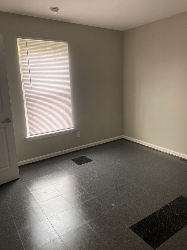 Building Photo - Second floor 1 bedroom apartment- Section ...