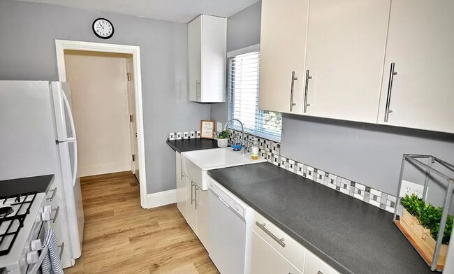 Building Photo - 5BD/2BA, Great Sunroom!