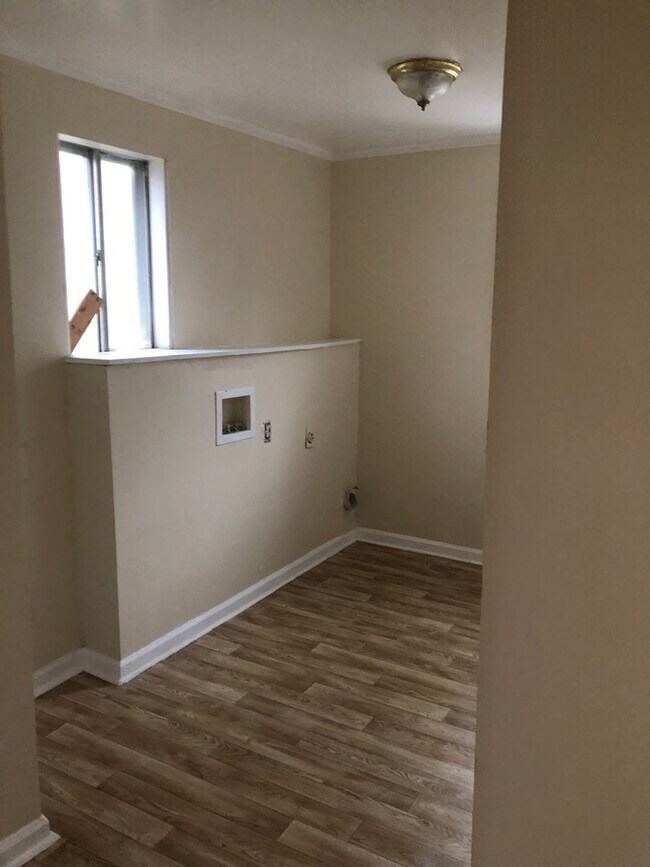 Building Photo - 3 bedroom 1.5 Bathroom