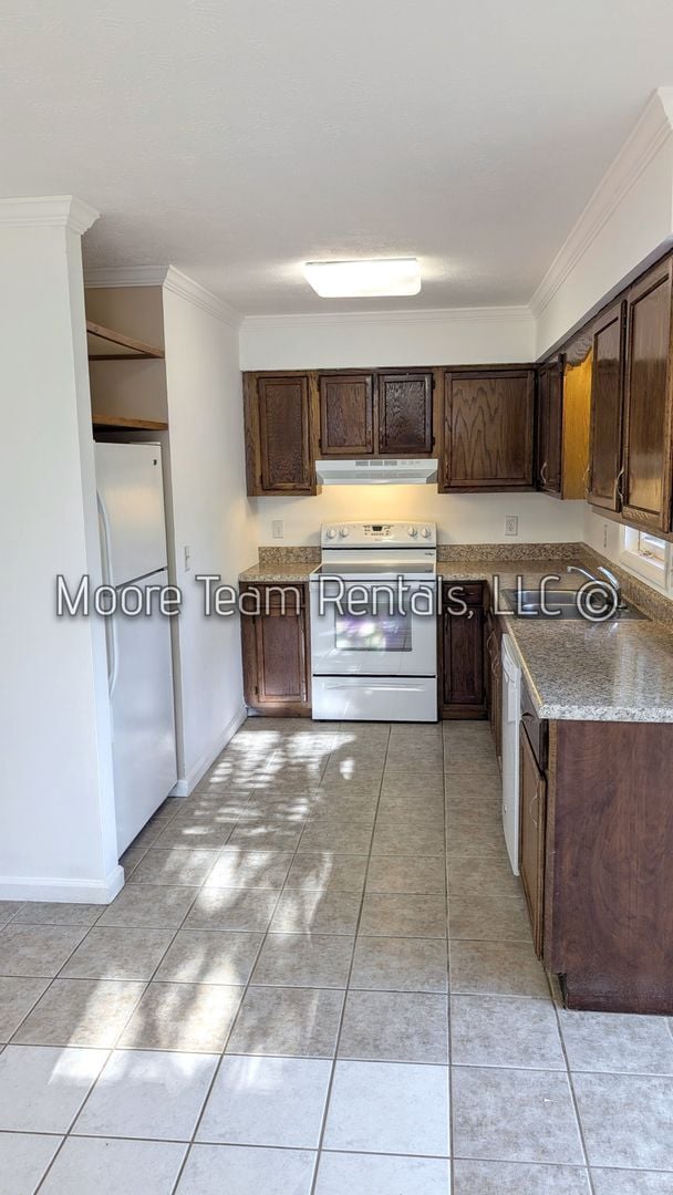 Building Photo - 3/2 Brick House, Deck, Storage & Fenced Yard