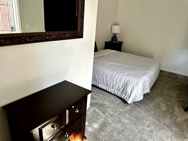 Building Photo - 1354 N Main St