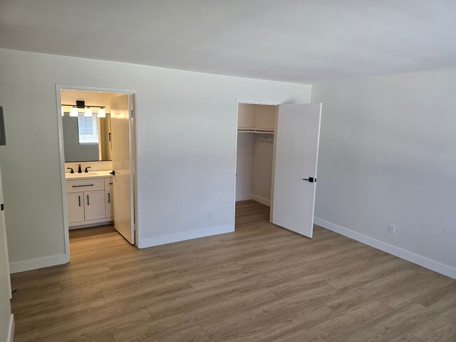 Building Photo - Spacious Upstairs 2-bedroom, 2-bathroom co...