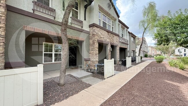 Building Photo - 2222 E Huntington Dr