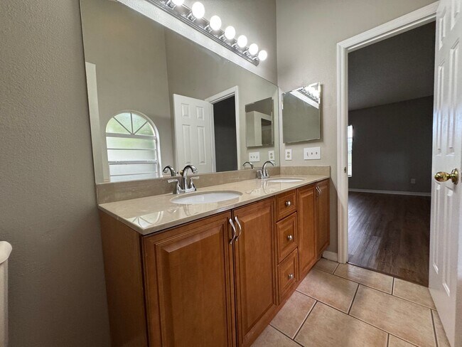 Building Photo - LOVELY 4 bd/2 ba Home in Oviedo!!