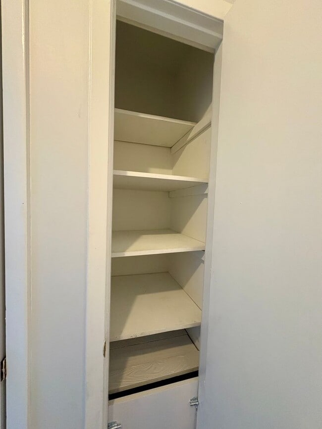 Building Photo - 2 Bedroom, 1 Bath Duplex Located in the Ce...