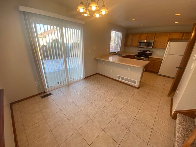 Building Photo - Lovely Cottonwood Home!