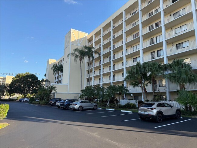 Building Photo - 7290 Kinghurst Dr