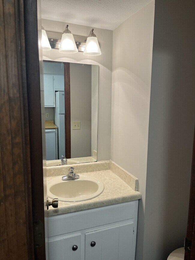 Building Photo - "Charming 3-Bedroom Retreat in Nashville – Spacious 1,149 Sq Ft with 1.5 Baths!"
