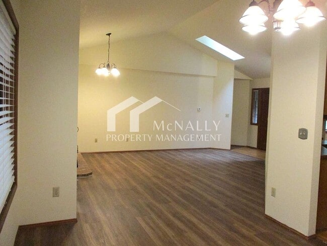 Building Photo - Beautiful 4 Bedroom 2.75 Bathroom Home in ...