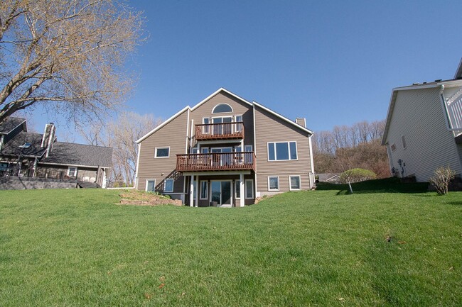 Building Photo - Luxury Lakeside Living – 3 Bed, 2.5 Bath Home with Stunning Views