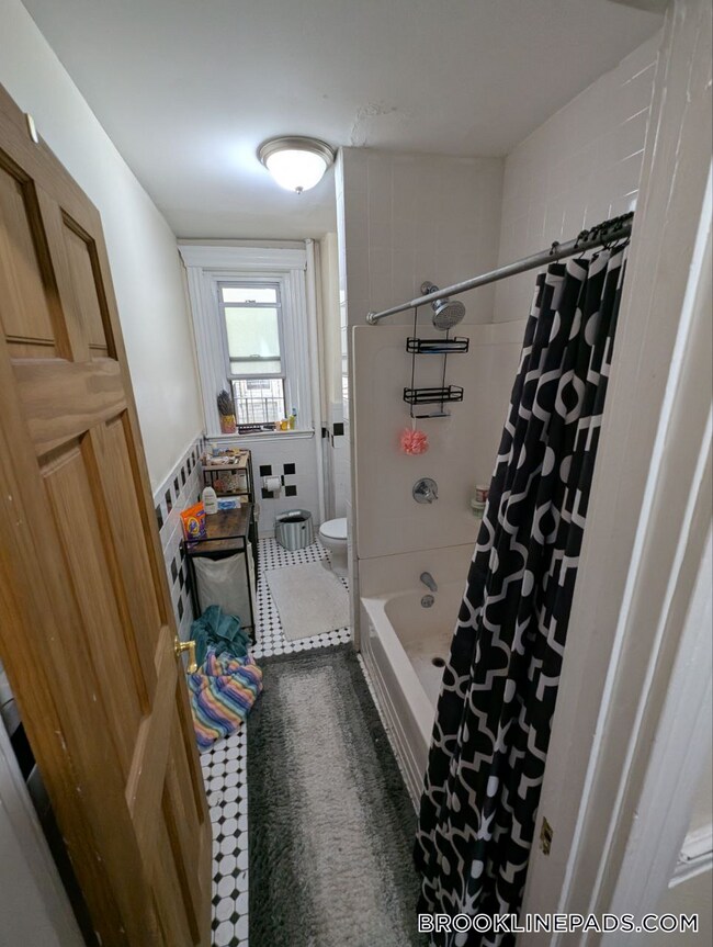 Building Photo - 364 Riverway