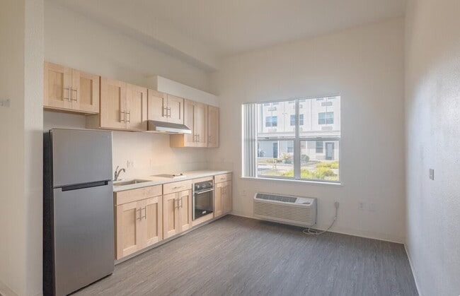 Building Photo - 598 Columbia Ave
