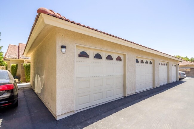 Building Photo - 1542 E Alluvial Ave