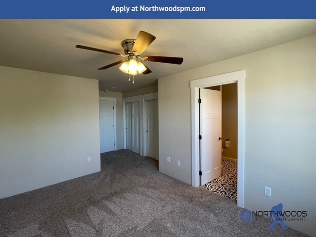 Building Photo - Gorgeous 2 Bedroom 2.5 Bath Townhome  in White City