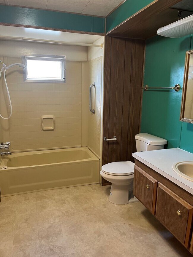 Building Photo - 3 Bedroom in Suburbs