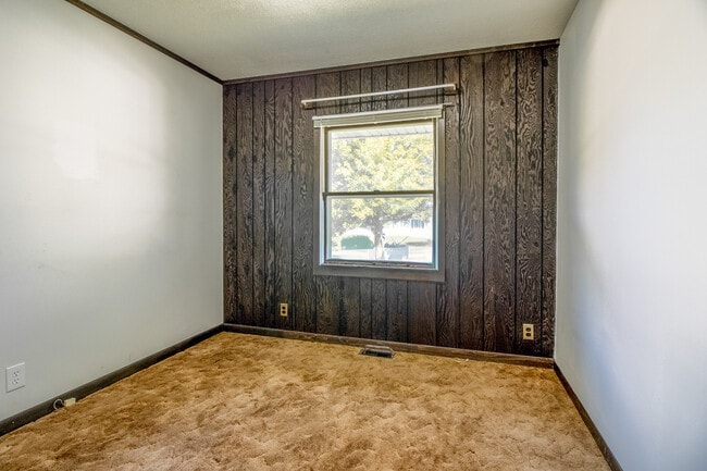 Building Photo - 738 Tinley Dr
