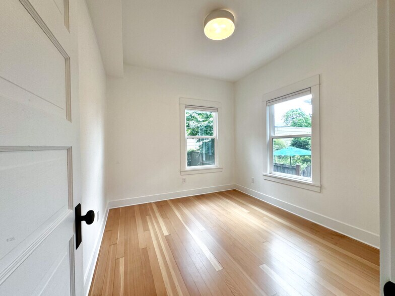 Building Photo - 532 NE 29th Ave