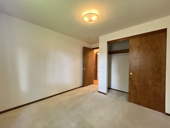 Building Photo - Comfortable Single-Level Living in Southwest Portland with Vaulted Ceilings, Spacious Backyard & ...