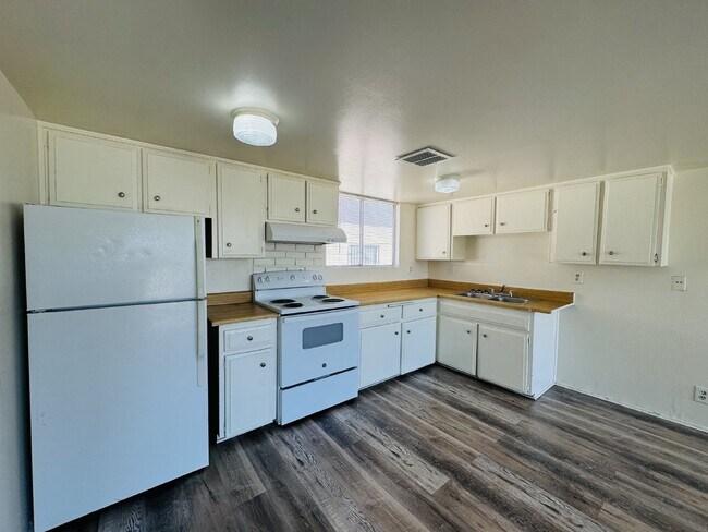 Primary Photo - Conveniently Located Downstairs 2 bed, 1 b...