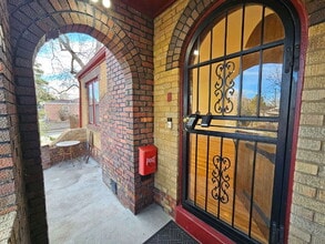 Building Photo - 1401 Roslyn St