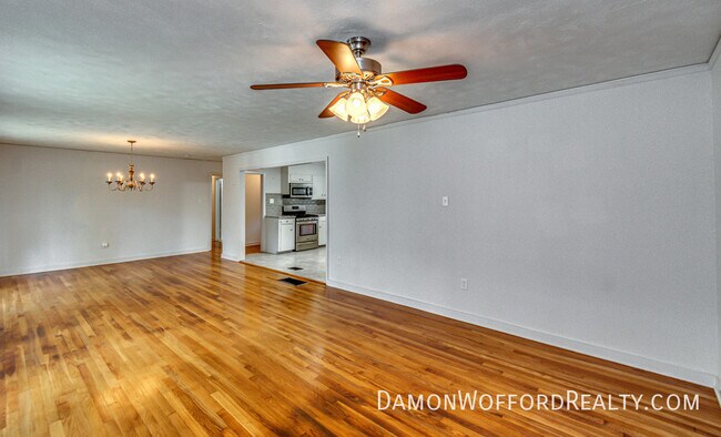 Building Photo - 1827 Parkridge Dr