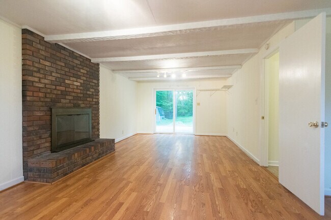 Building Photo - 140 Saxon Woods Dr