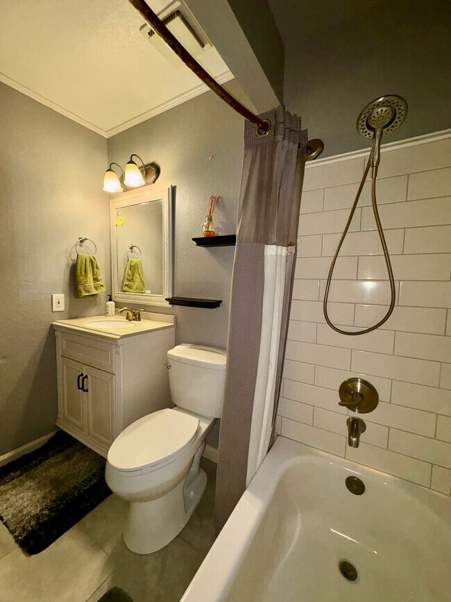 Building Photo - Stunning Morrison 3 bed/2 bath Corner Lot