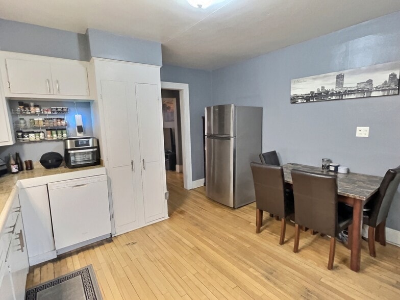 Building Photo - 2634 N Bartlett Ave