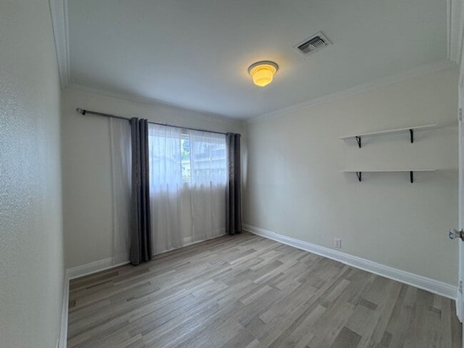 Building Photo - 3 bed & 2 bath home in EAST side Long Beach