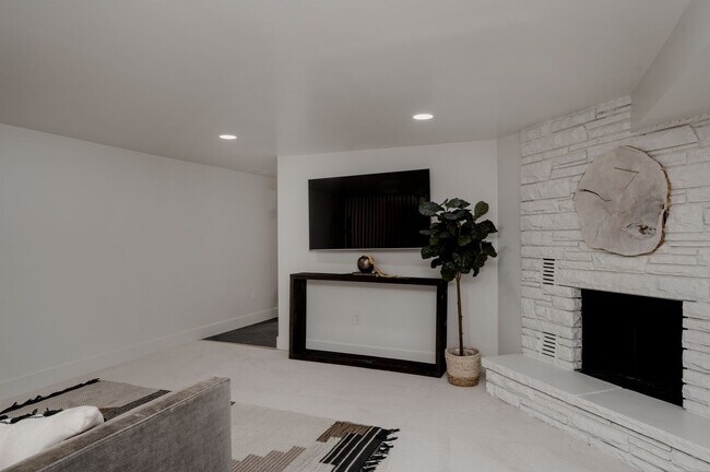 Building Photo - Chic 3BD, 3BA Mid-Century Home in Wheat Ri...