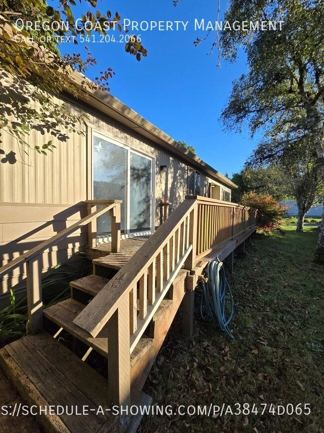 Building Photo - 2bed/2bath w/new vinyl flooring