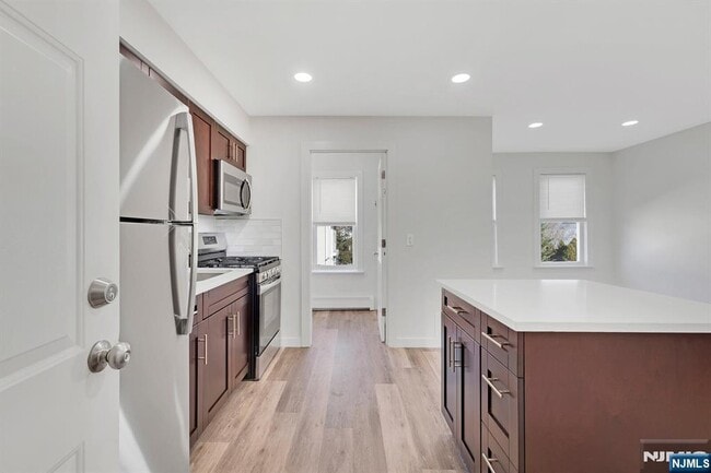 Building Photo - 561 Broad St