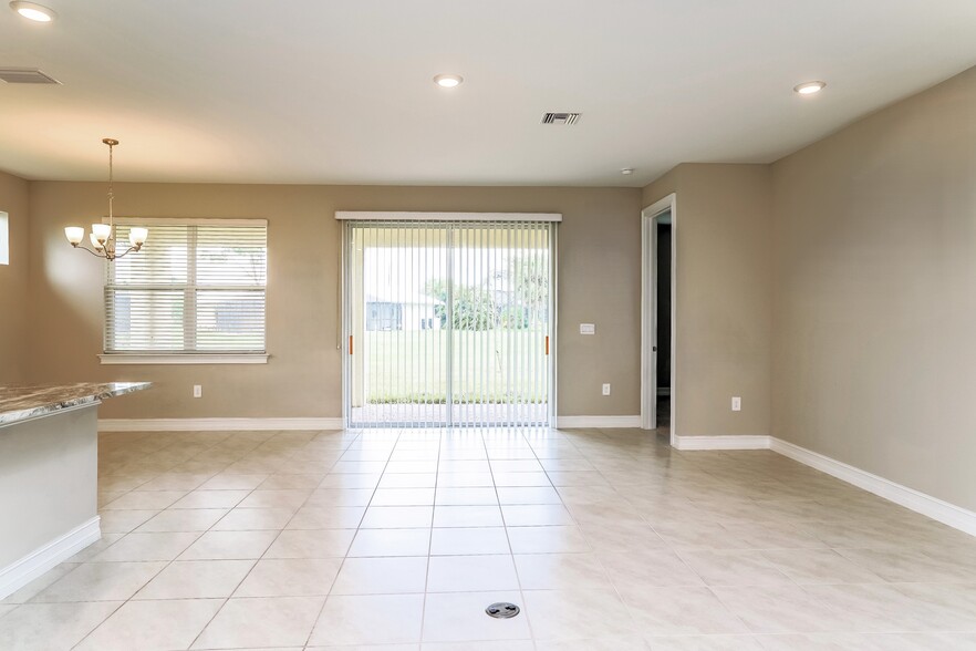 Building Photo - 603 Vinca Rosea