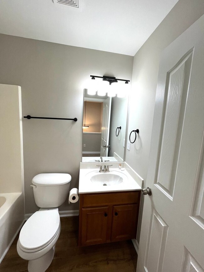 Building Photo - Newly Renovated 3 Bed, 2.5 bathroom Townhome