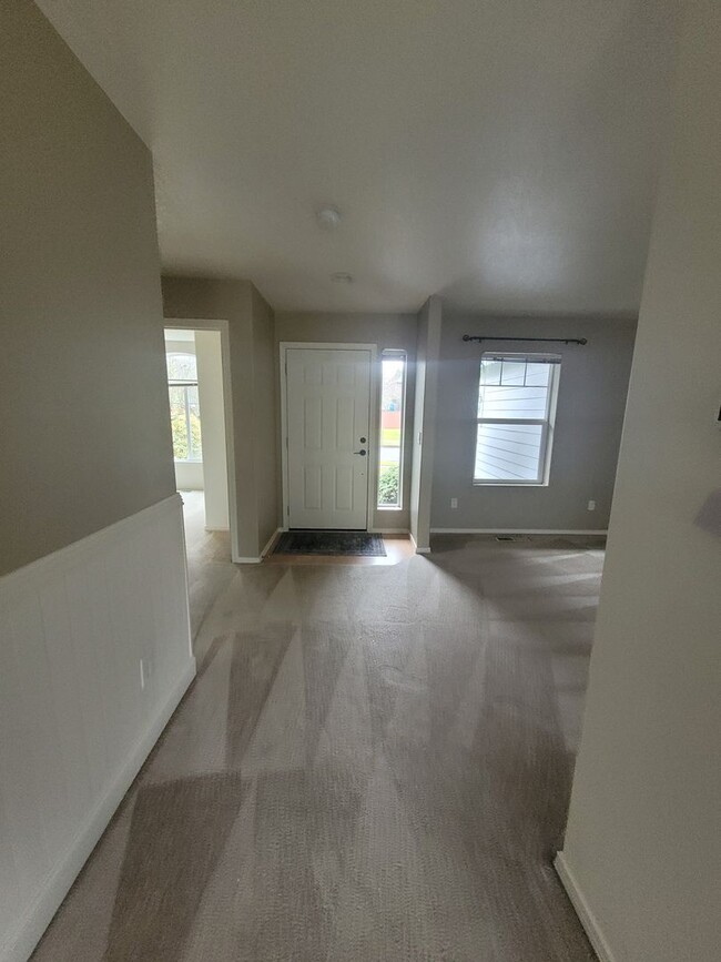 Building Photo - Pet friendly, 3 Bedroom, 2 Bathroom Home w...