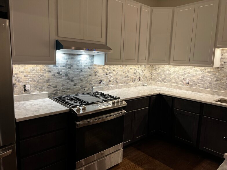 Kitchen - 5638 N Winthrop Ave