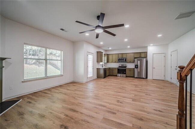 Building Photo - 796 Grenier Terrace NE