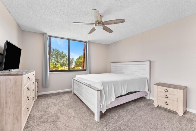 Building Photo - 3750 Victoria Dr