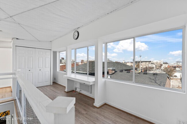 Building Photo - 902 E Jefferson St