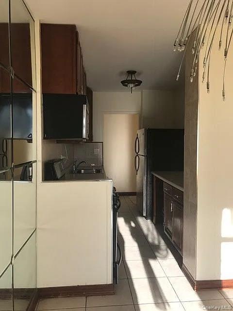 Building Photo - 2940 W 5th St