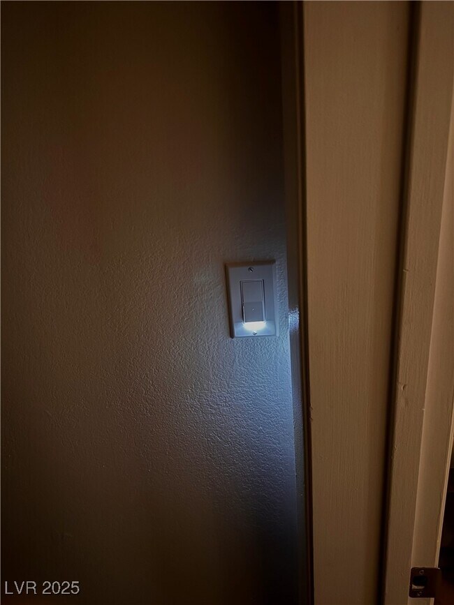 Building Photo - 350 E Desert Inn Rd