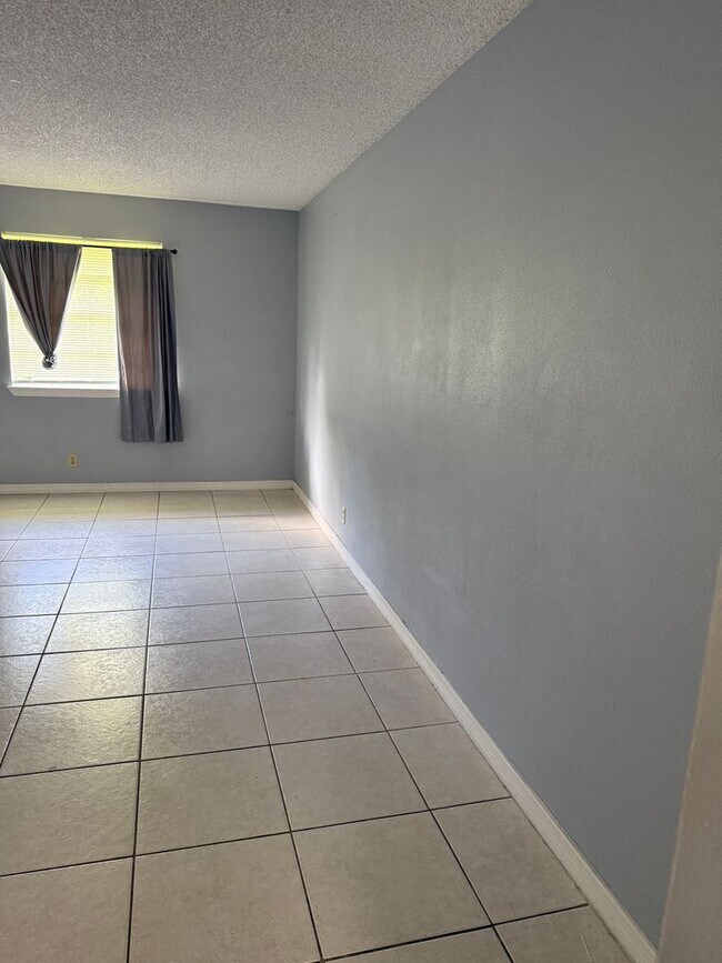 Building Photo - 2 bed 1 bath with 855 sf. Great location b...