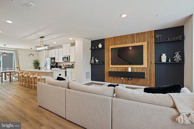 Building Photo - 3443 Carnaby St