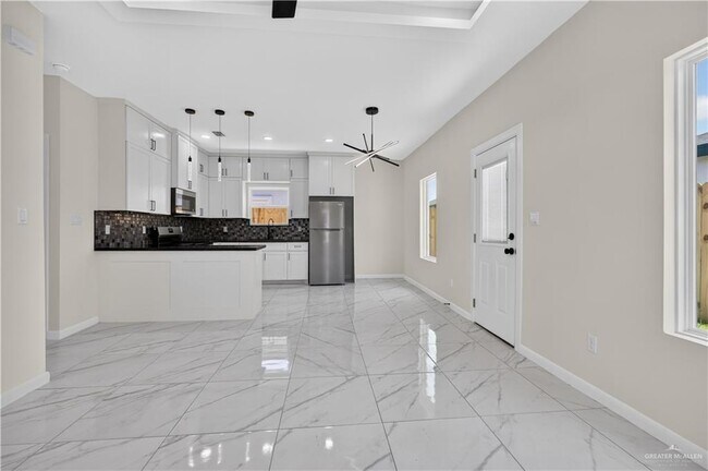 Building Photo - 19 S Woodland Dr