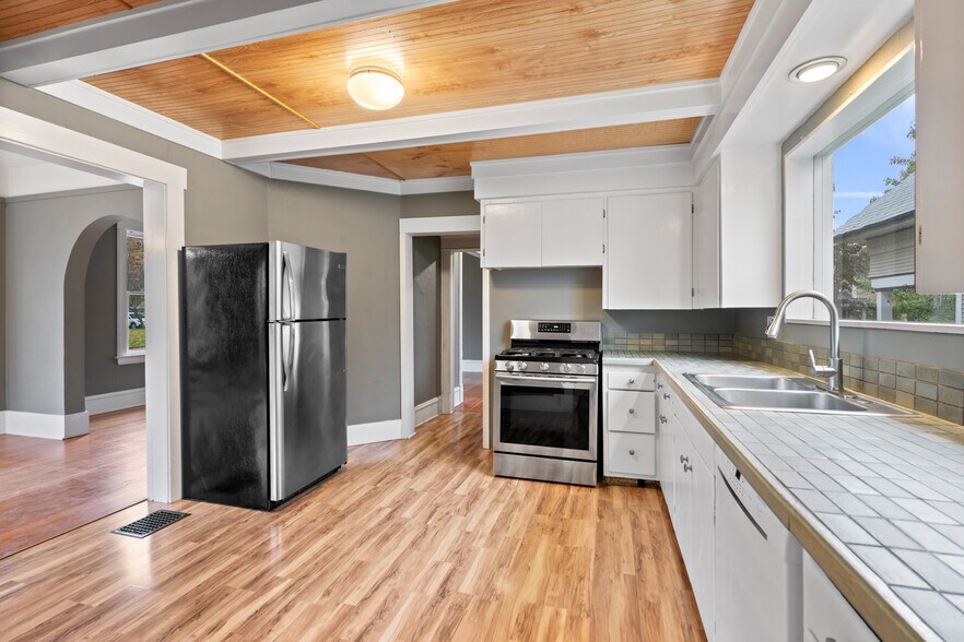 Building Photo - 1728 W 11th Ave