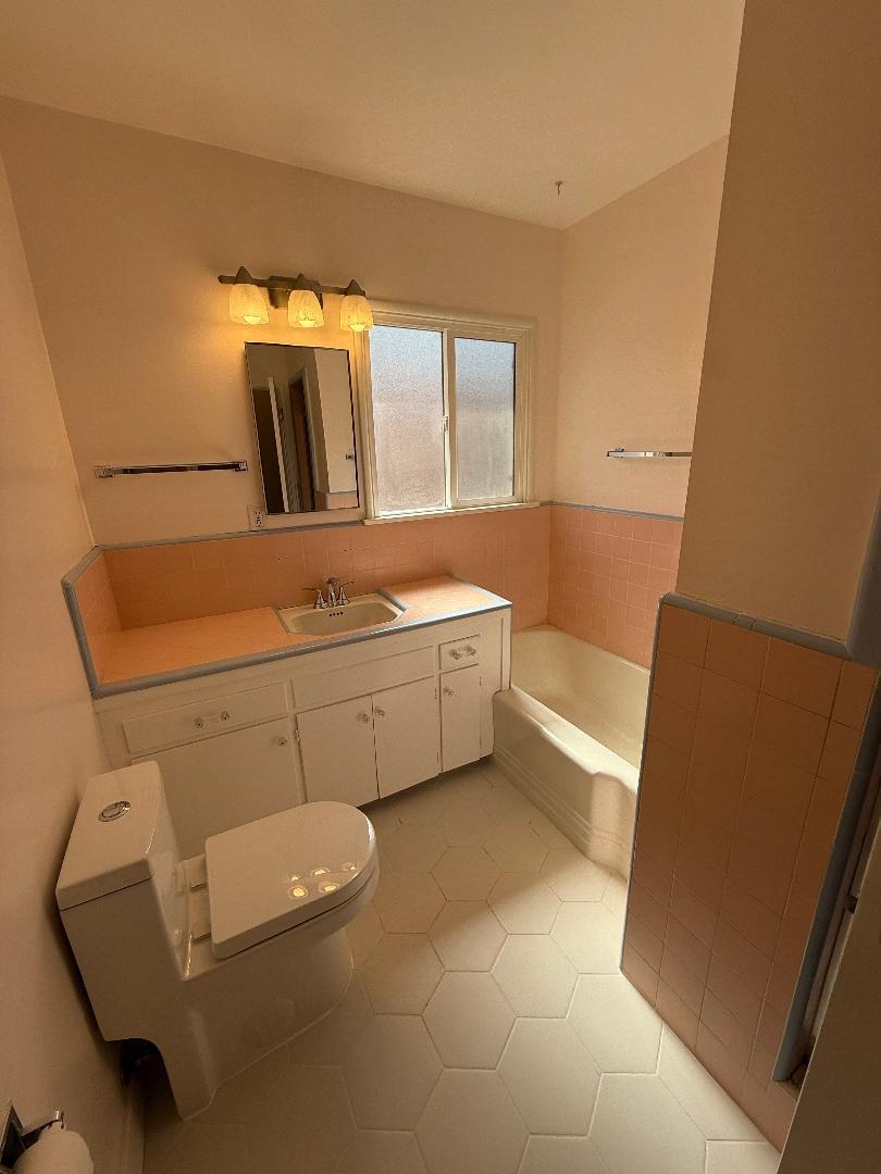 Main bathroom - 8552 Woodley Ave