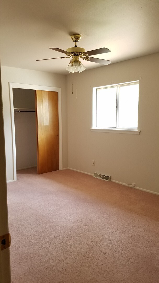 Building Photo - 3 bedroom 1 and 3/4 bathroom