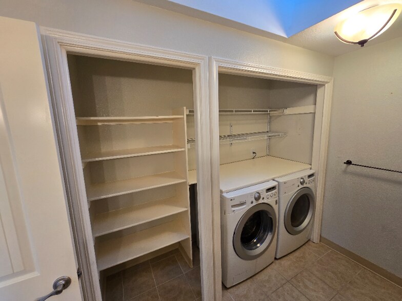 Building Photo - 2516 S Sumac Ln