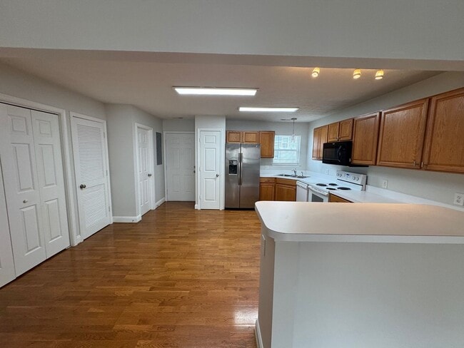 Building Photo - Immaculate End Unit Townhouse